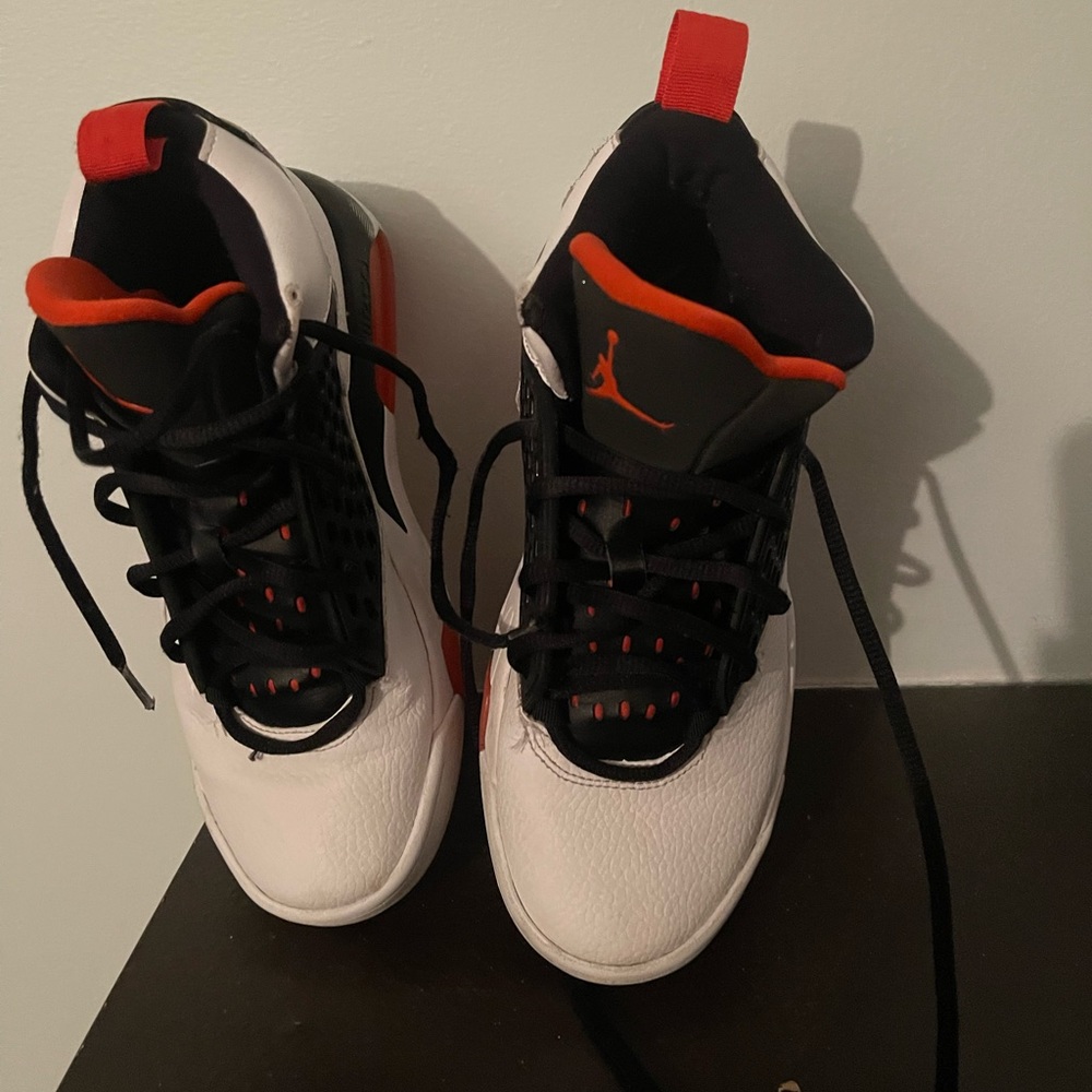 Nike Boy’s Jordan Maxin 200 White Lace U Basketball Shoes Size 6.5Y.